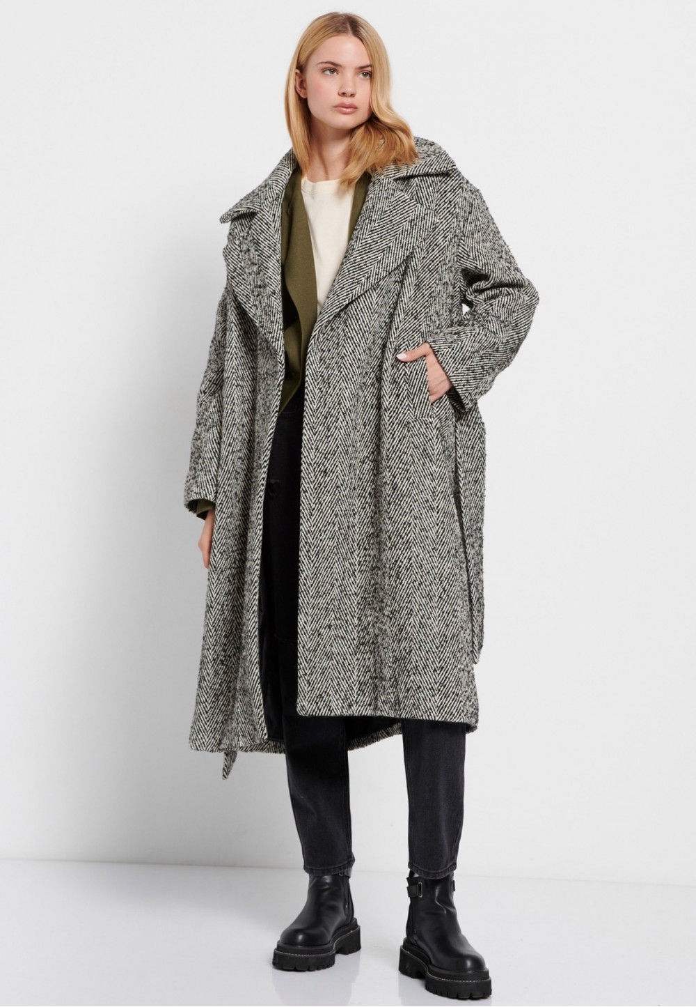 Женское стеганое пальто оверсайз с рисунком «елочка»