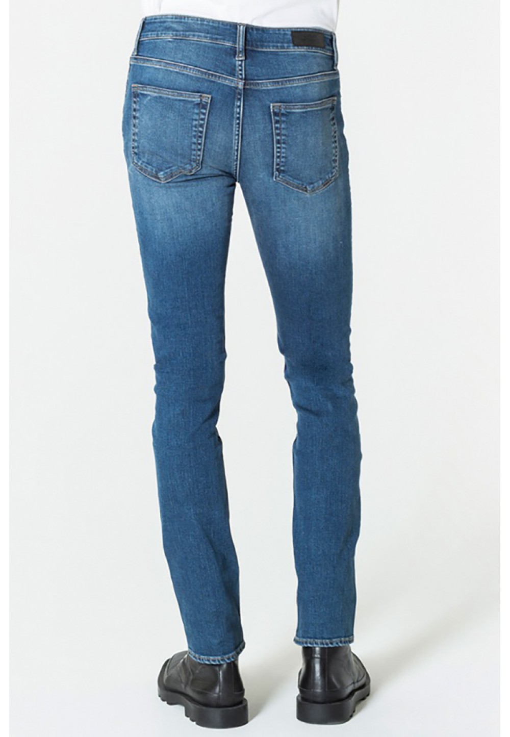 Зауженные голубые джинсы