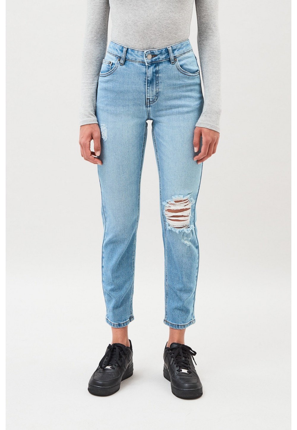 Укороченные рваные джинсы