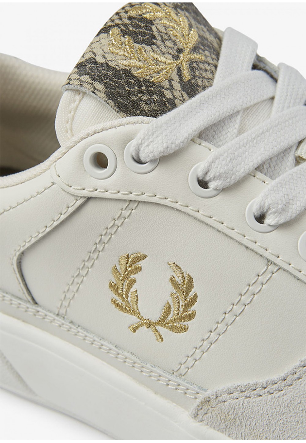 Білі кросівки з логотипом