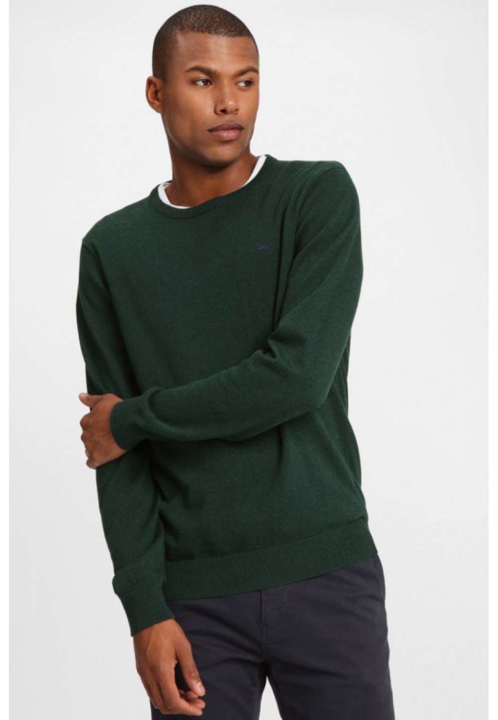 Зеленый пуловер на манжетах