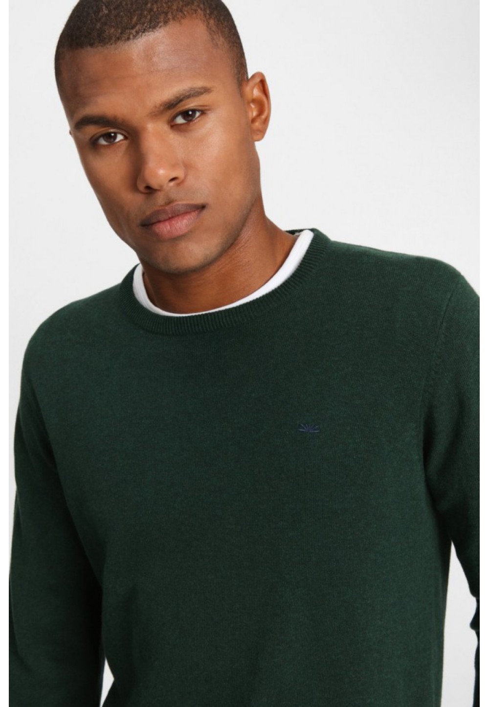 Зеленый пуловер на манжетах