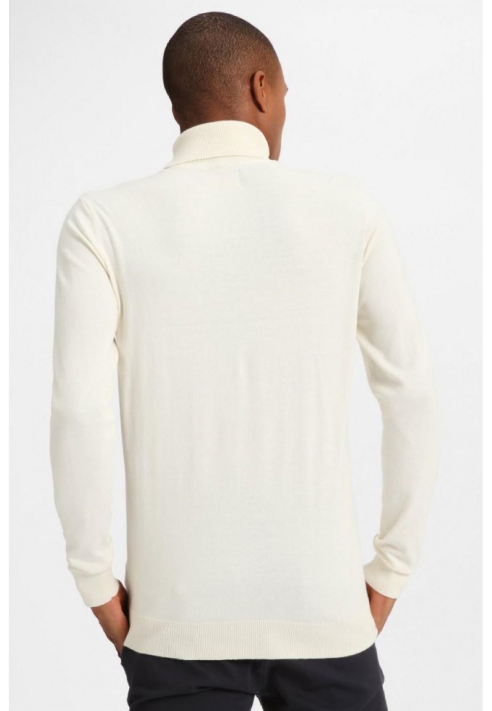 Белый пуловер с высоким воротником