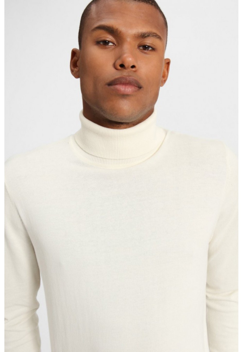 Білий пуловер з високим коміром