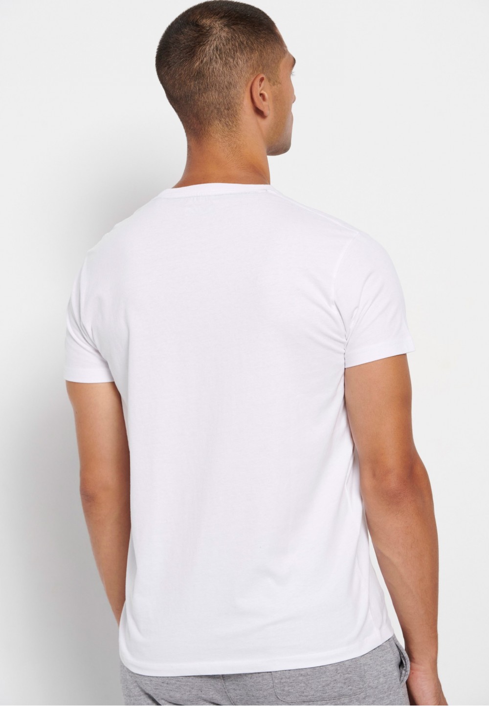 Белая мужская футболка с принтом