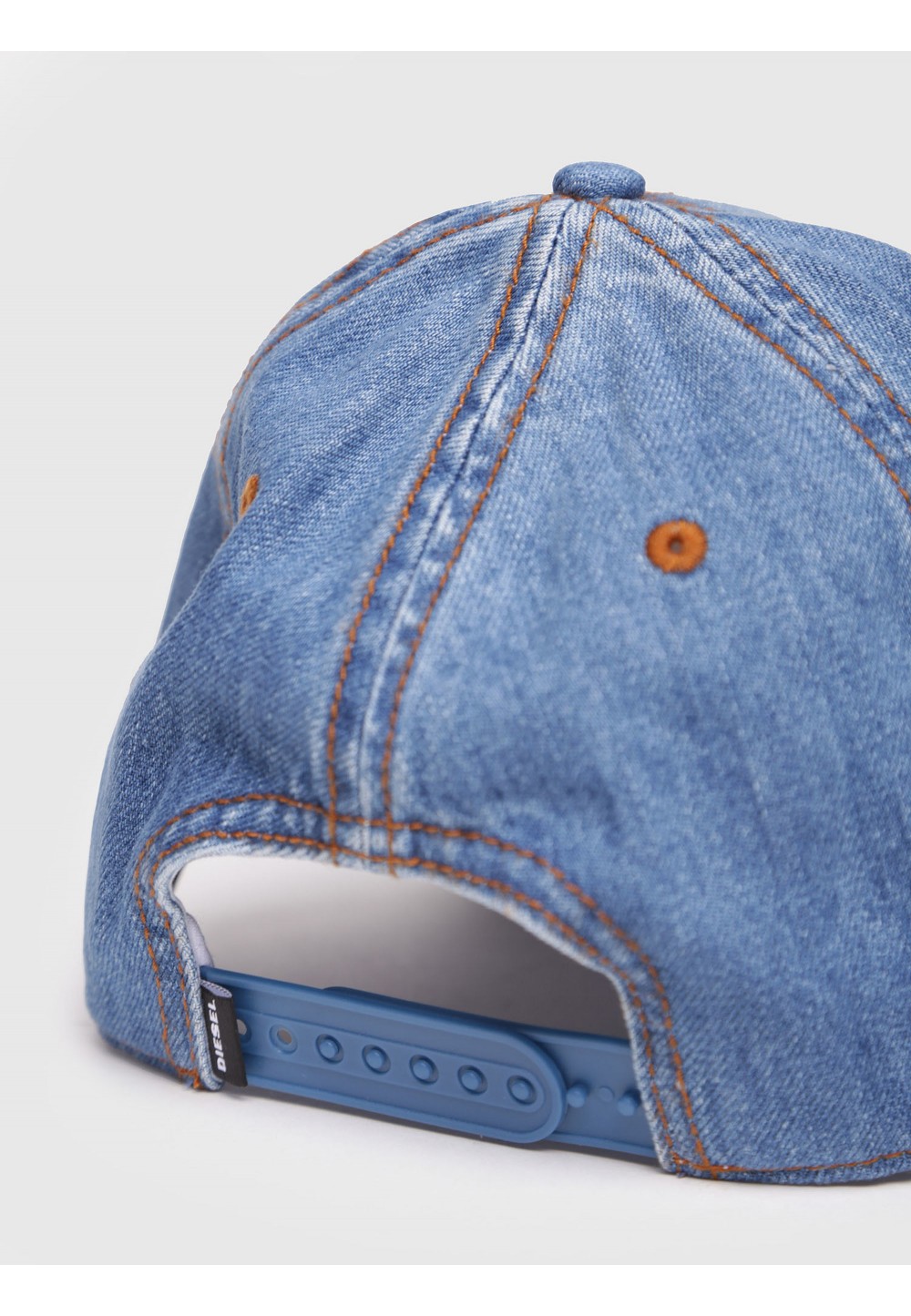 Джинсовая кепка с вышитым рельефным контрастным цветом