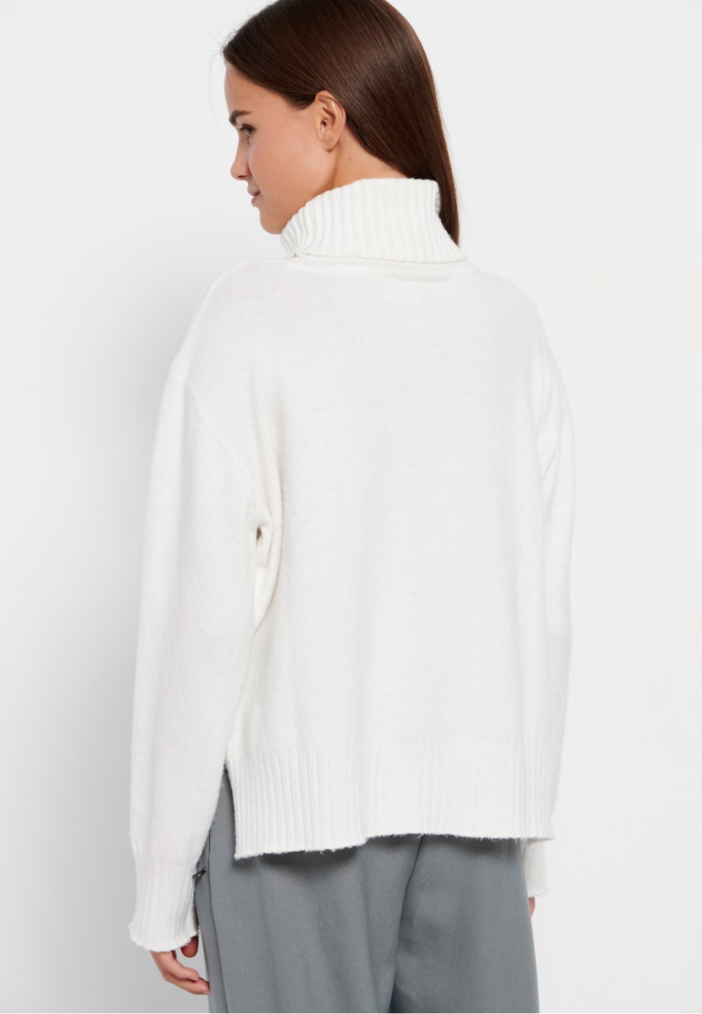 Теплий светр із горловиною у білому кольорі