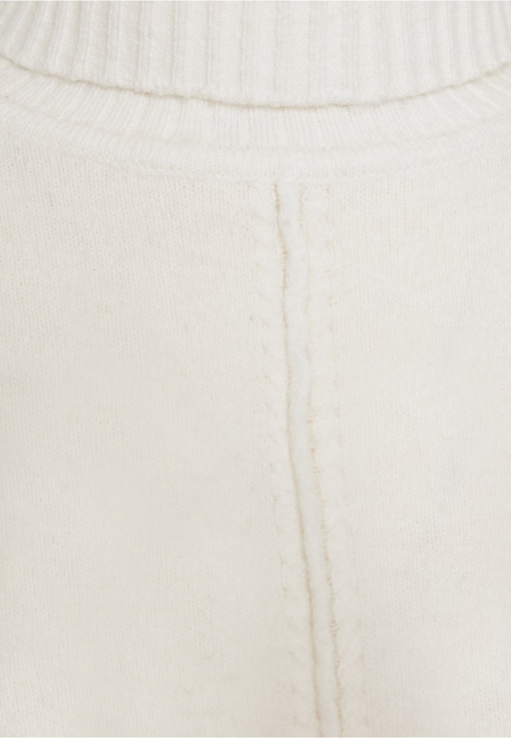 Теплий светр із горловиною у білому кольорі