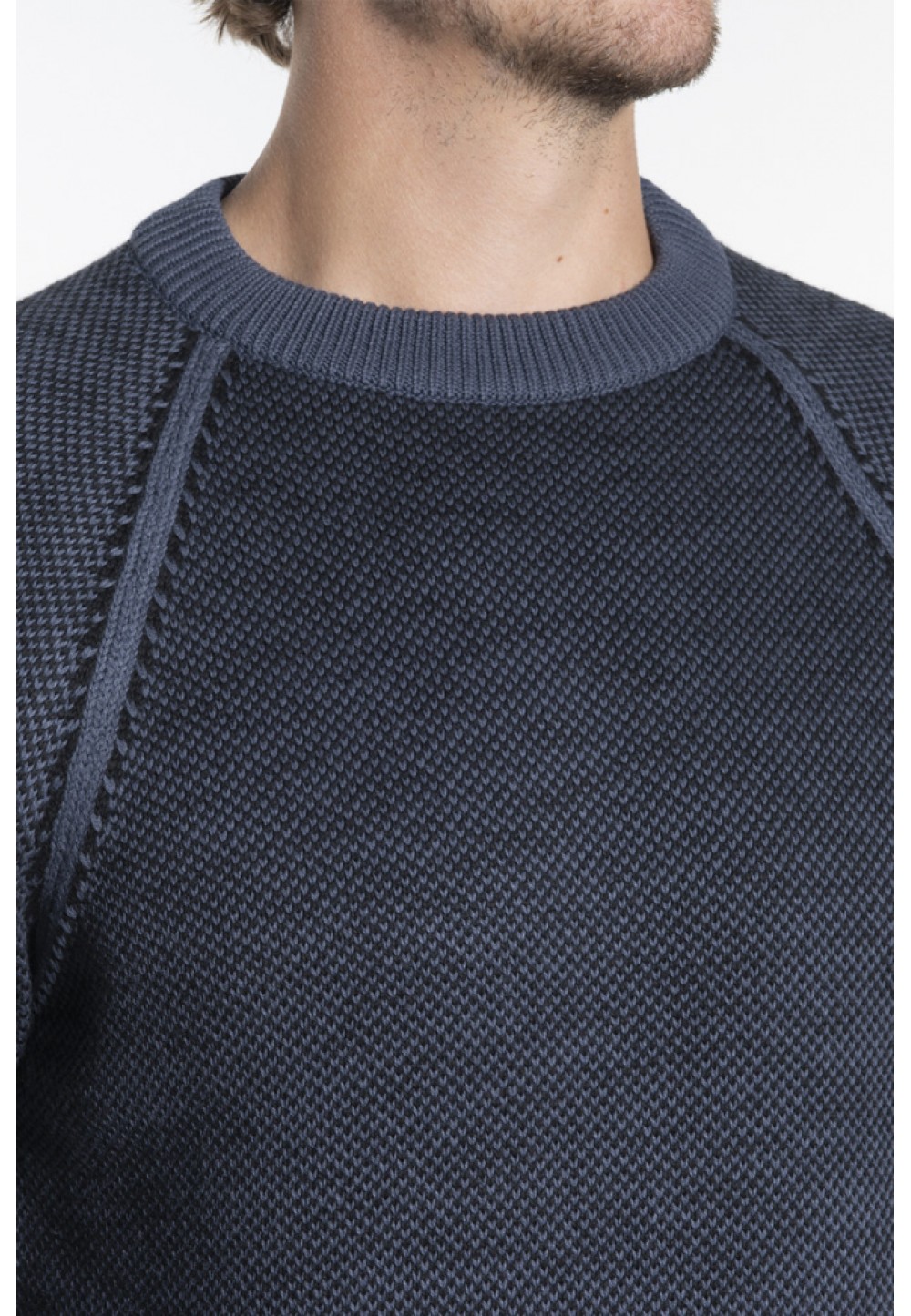 Серый вязаный свитер
