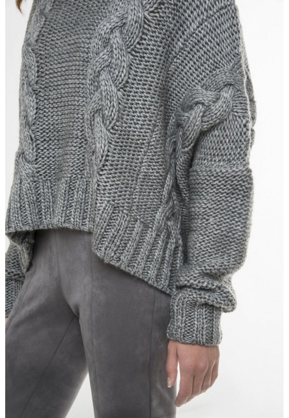 Серый пуловер с высоким воротником