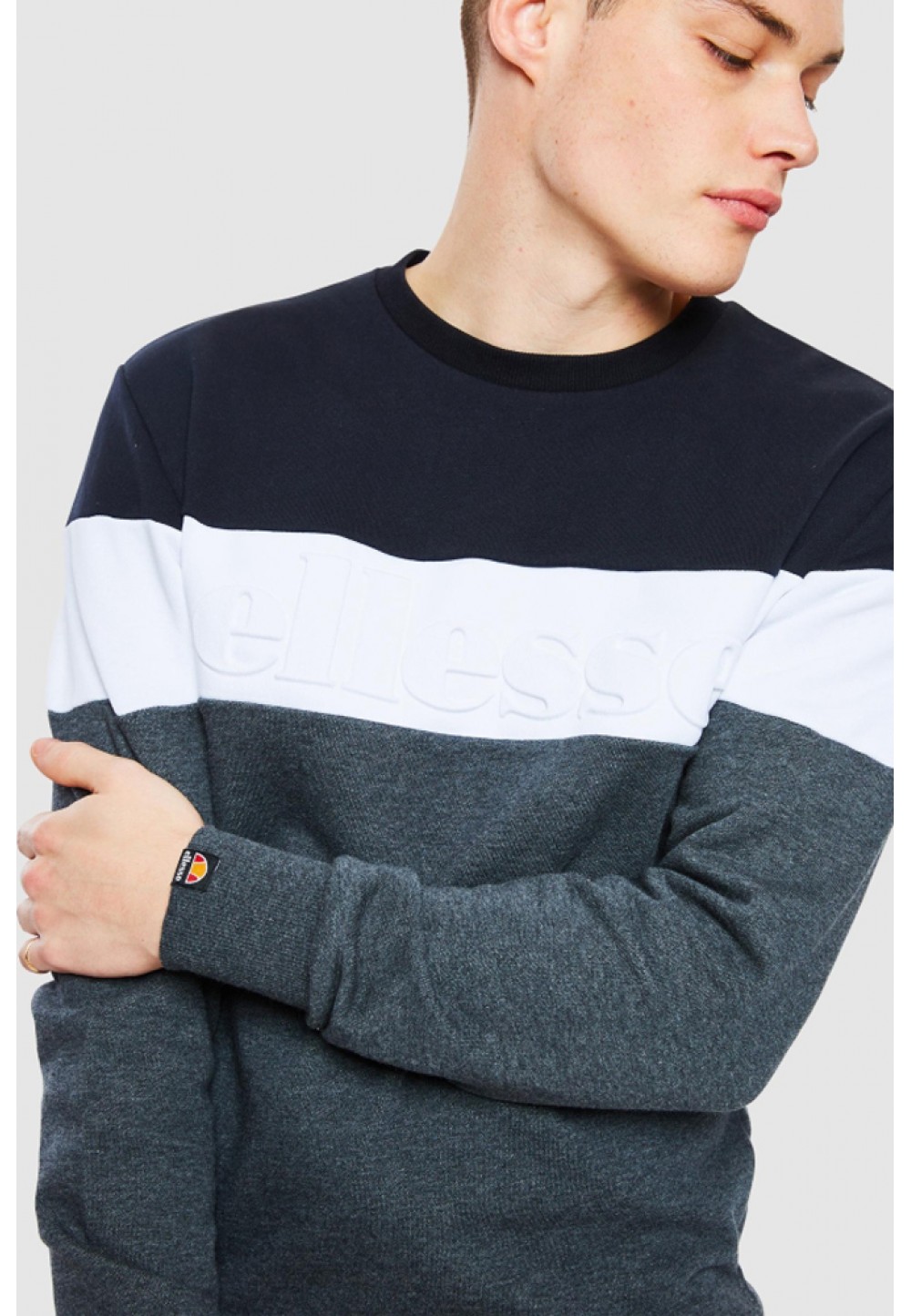 Серый трехцветный свитер