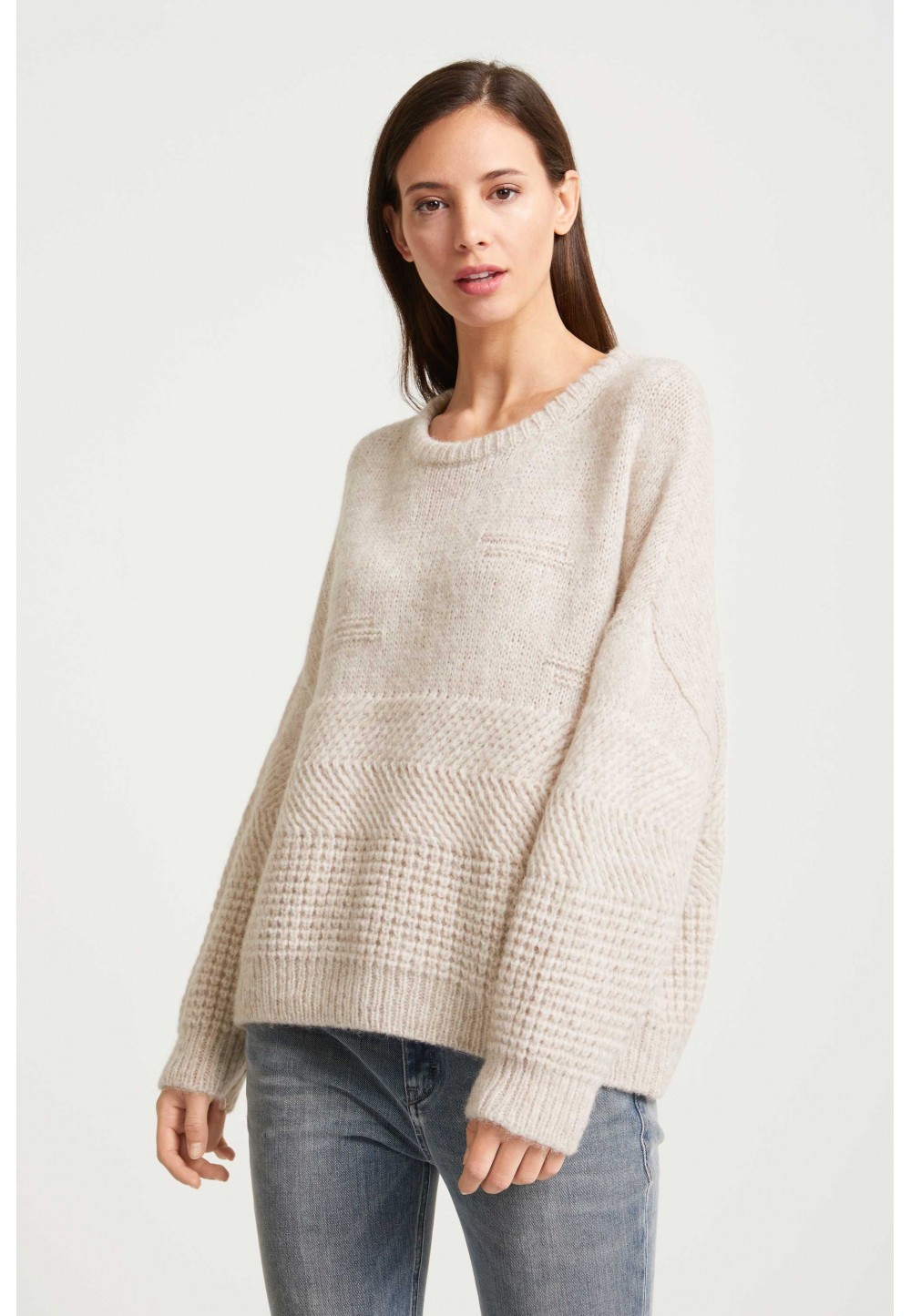 Бежевый вязаный свитер