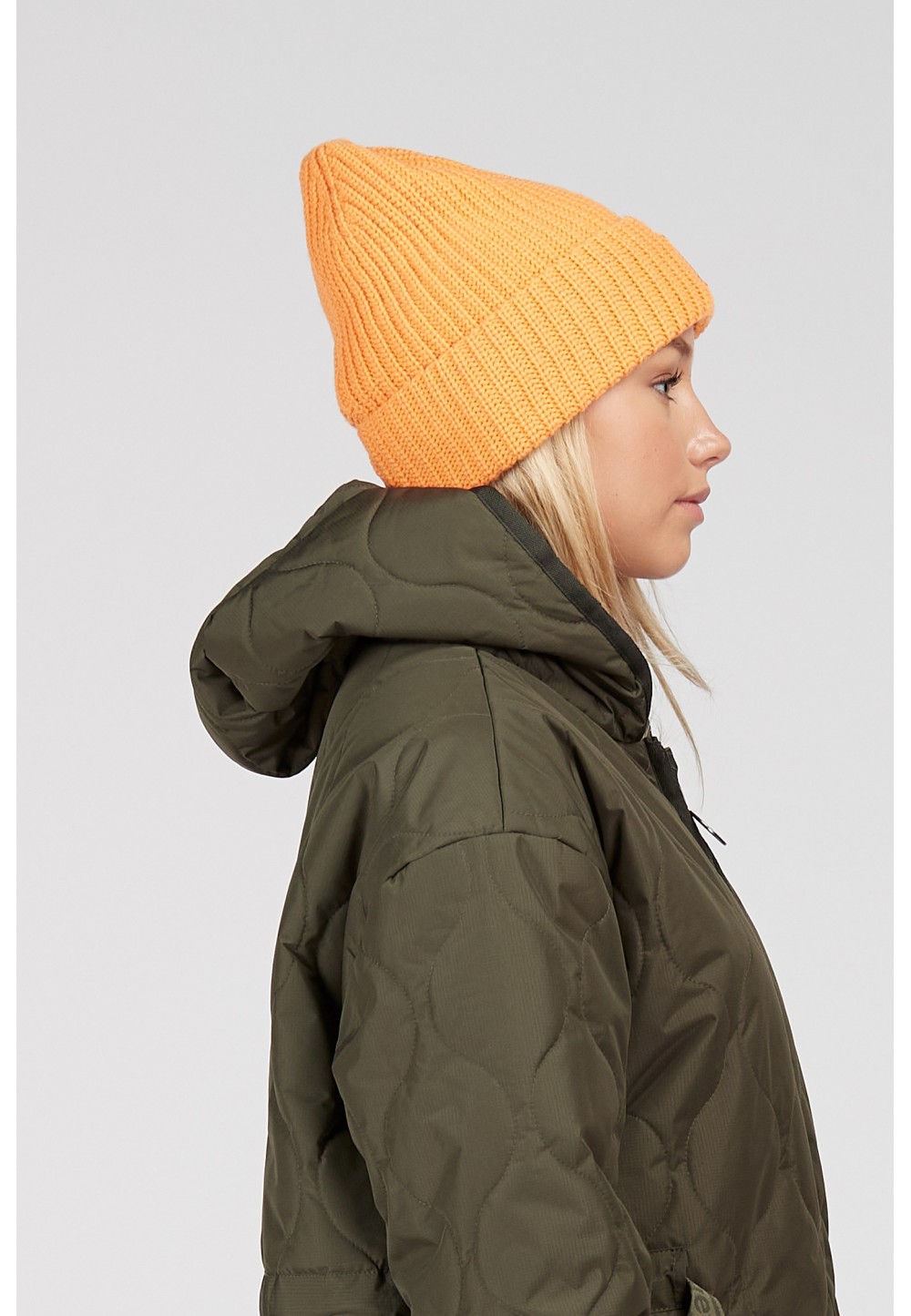 Ярко- оранжевая теплая шапка