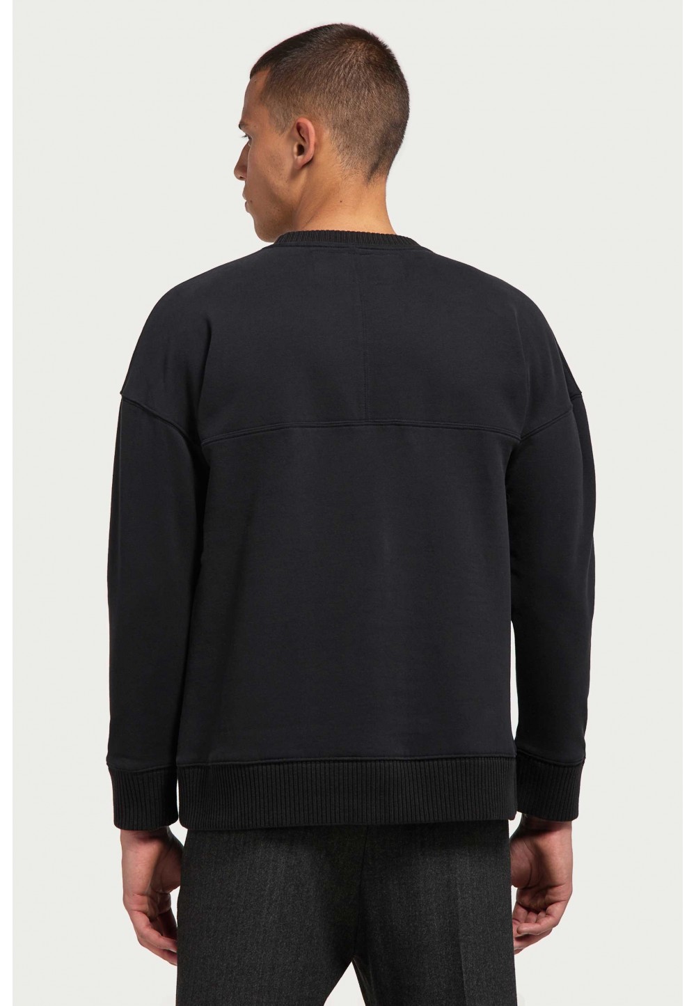 Черный свитер с принтом