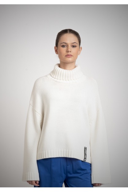 Женский свитер с объемными рукавами 