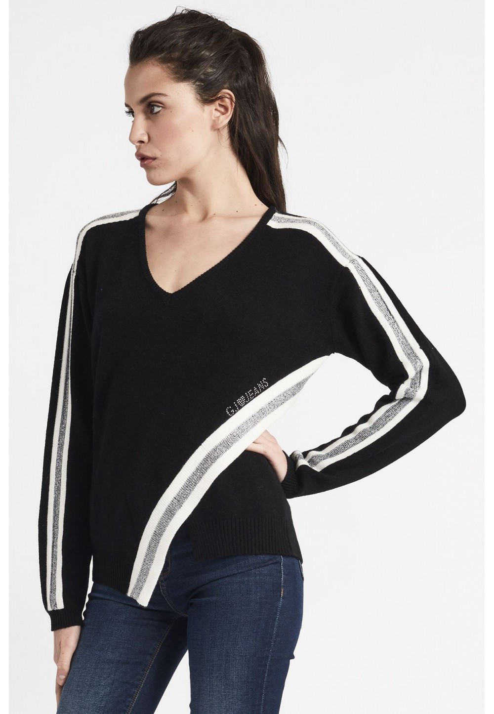 Жіночий светр з V-подібним вирізом