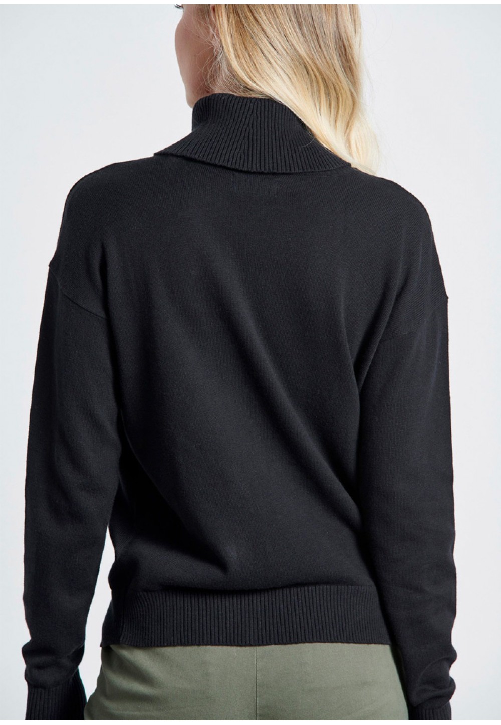 Женский черный пуловер