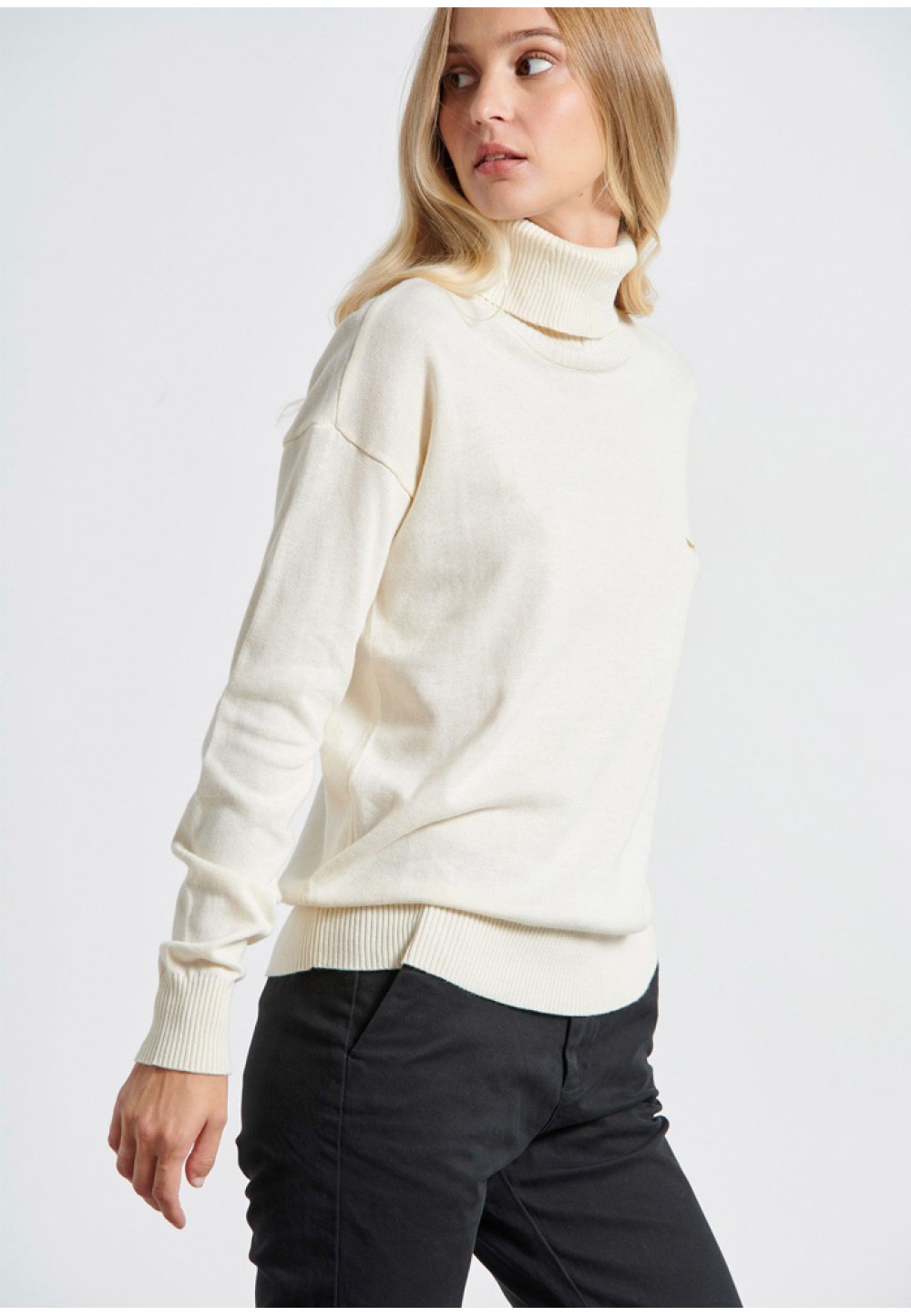 Жіночий білий пуловер