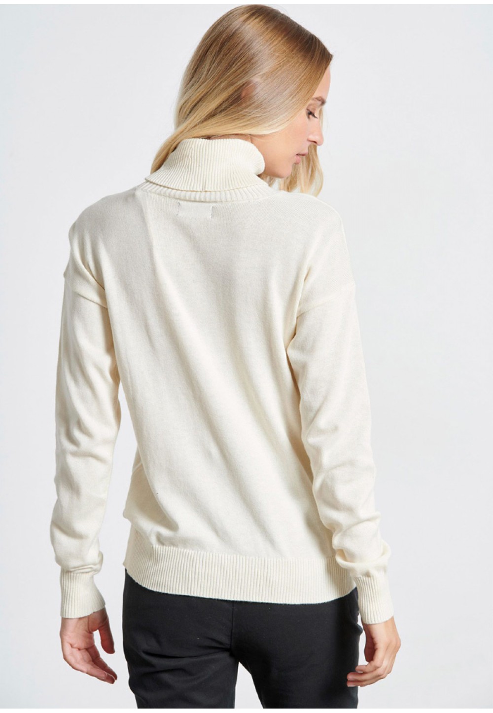 Жіночий білий пуловер