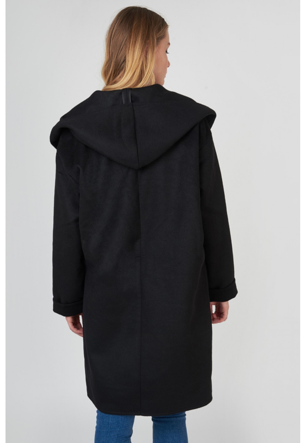 Черное пальто с широким воротником