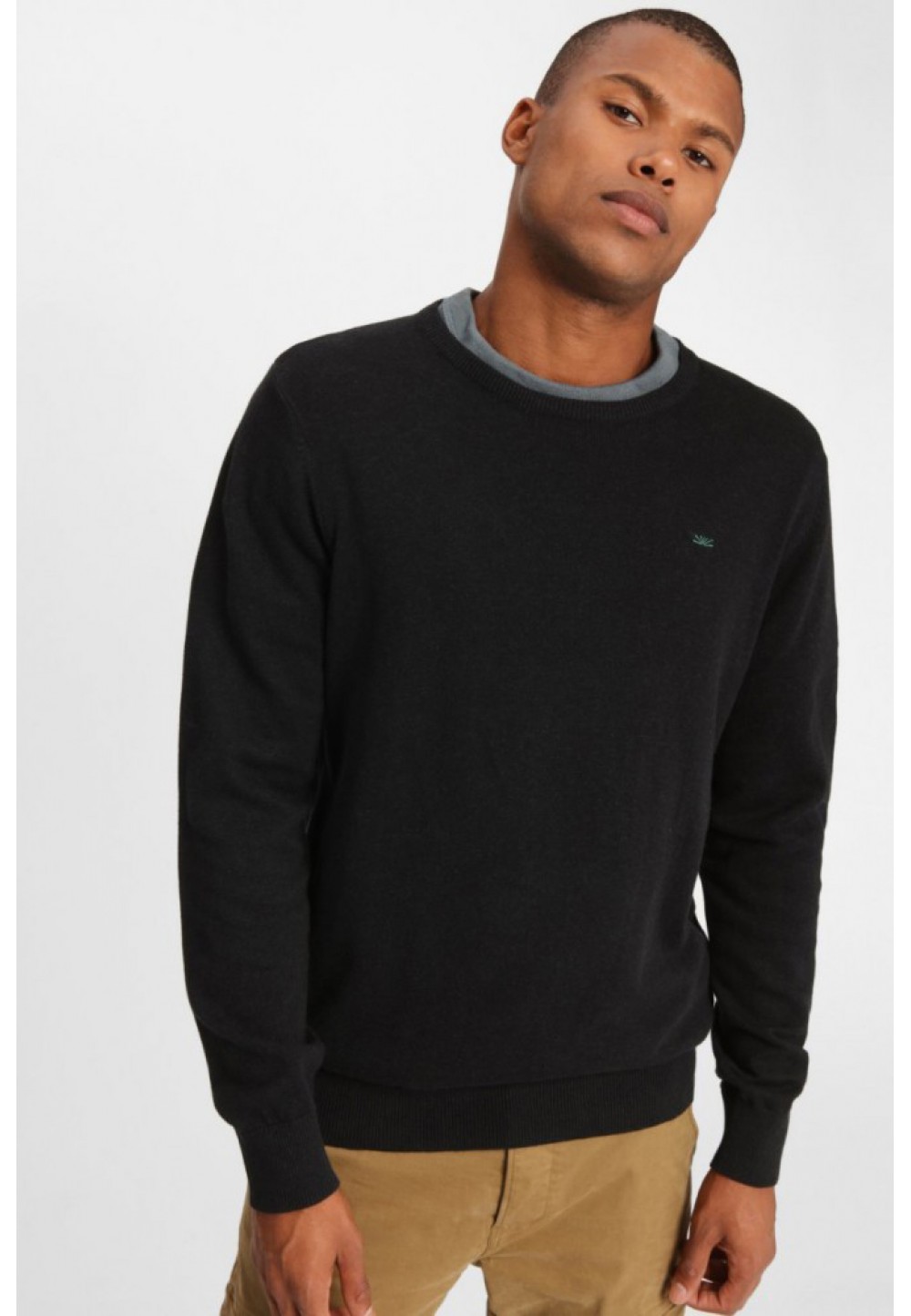 Черный пуловер на манжетах