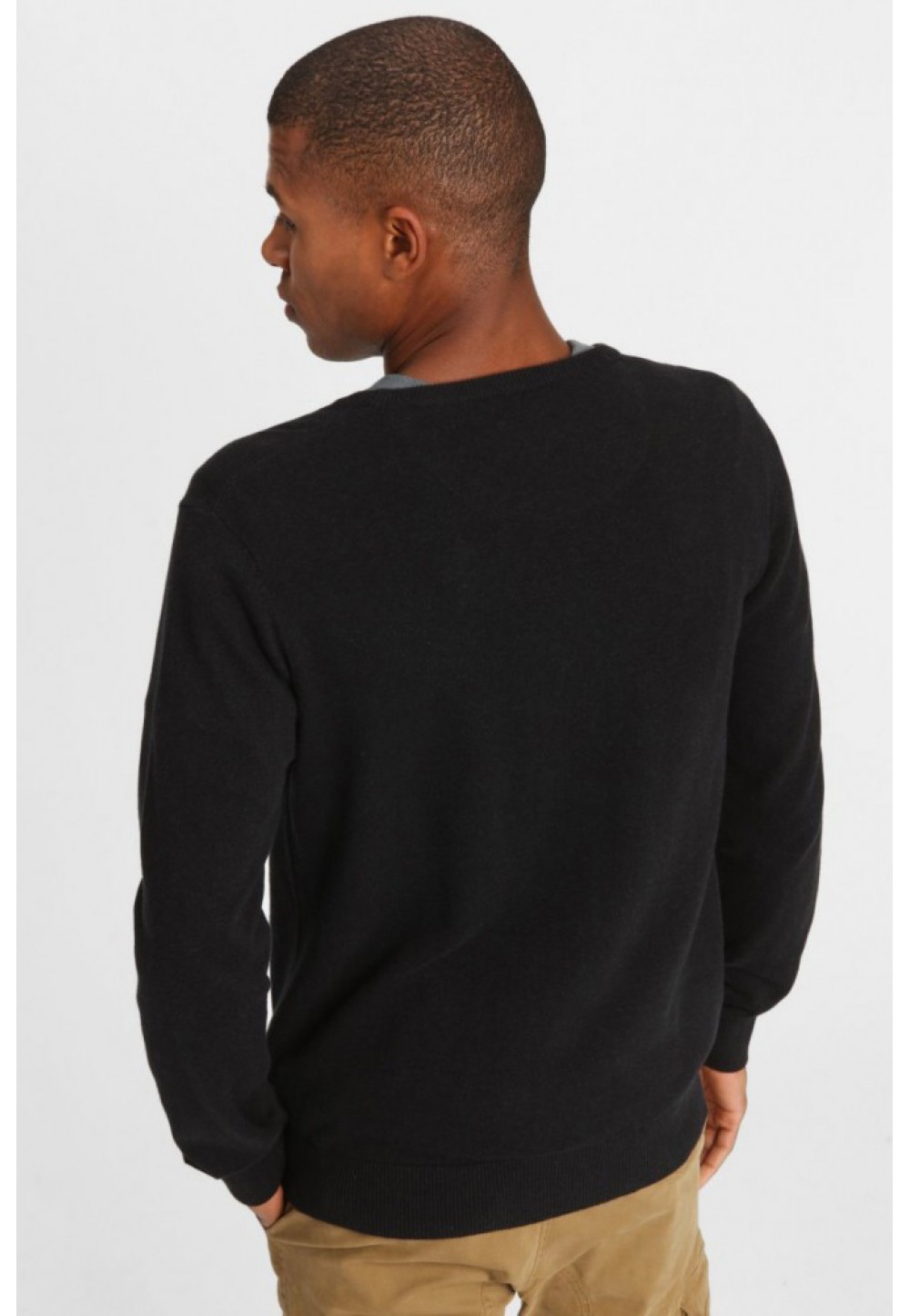 Чорний пуловер на манжетах