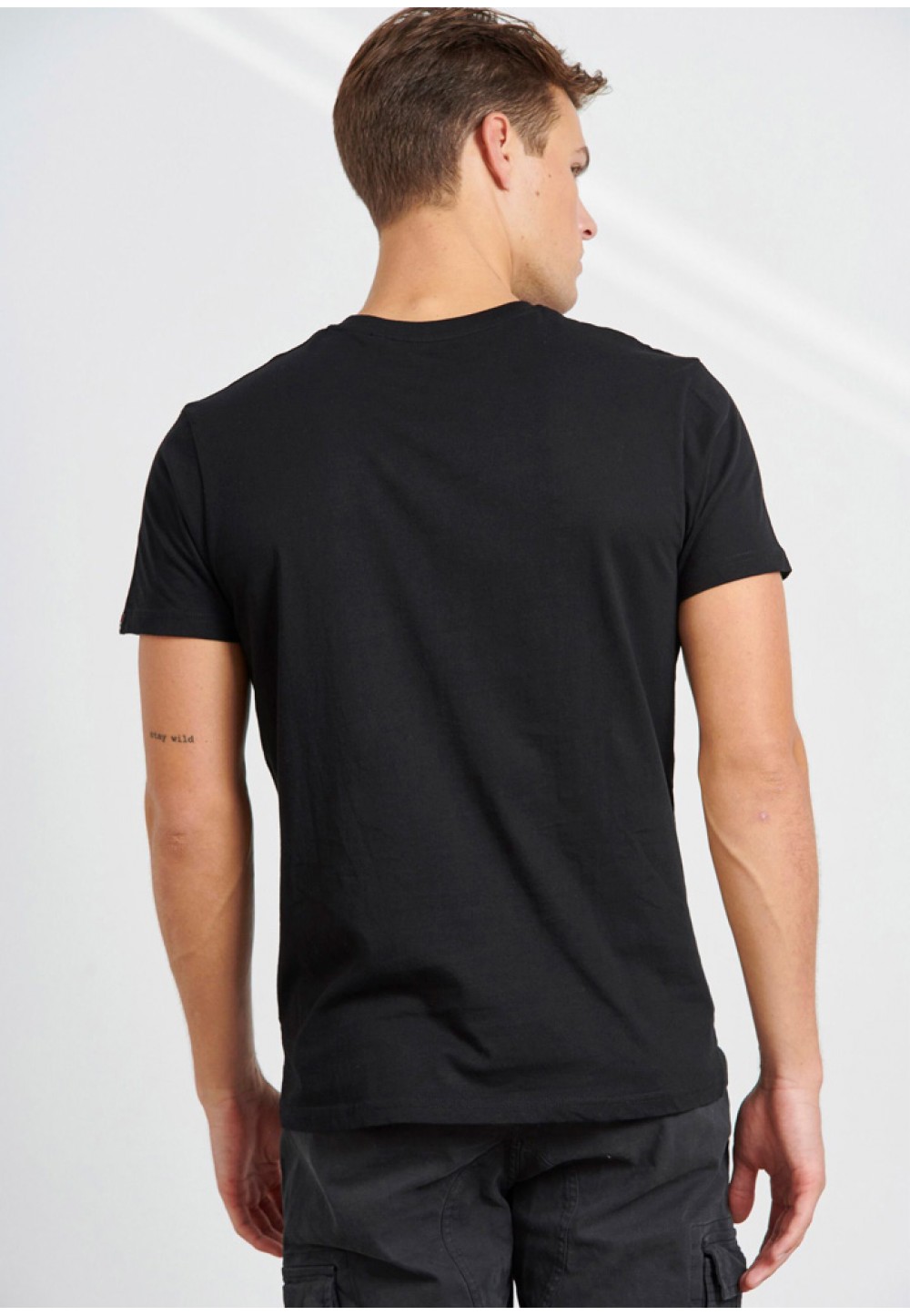 Черная мужская футболка с принтом