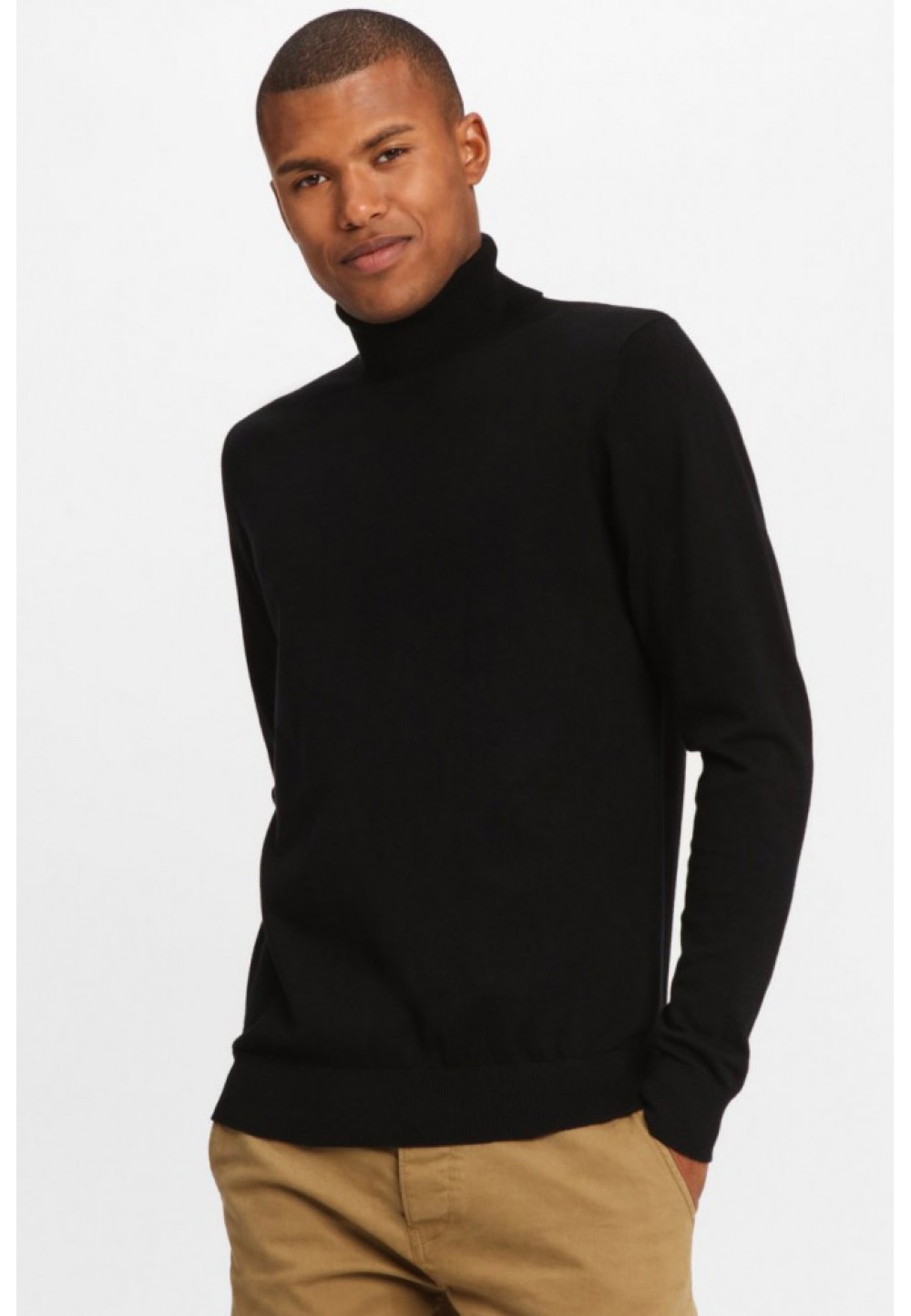 Чорний пуловер з високим коміром