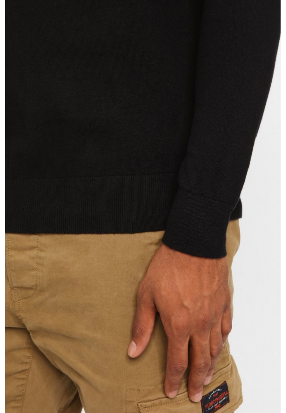 Чорний пуловер з високим коміром