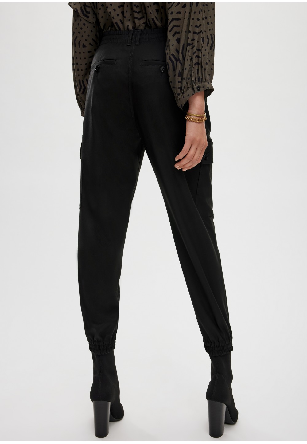 Женские брюки-карго с накладными карманами