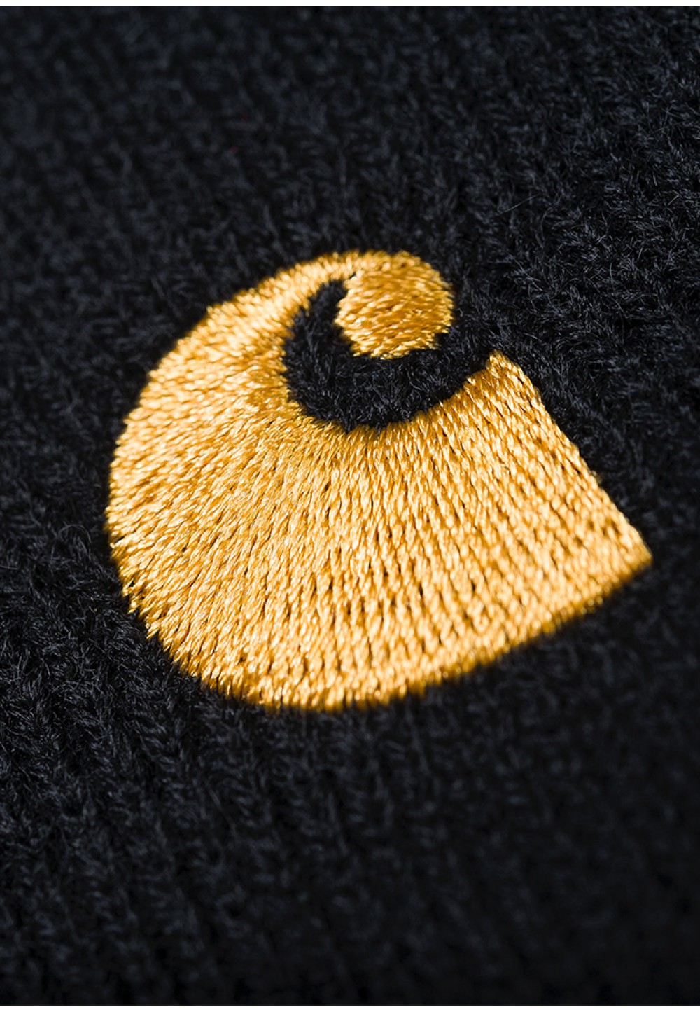Черная шапка с вышивкой 