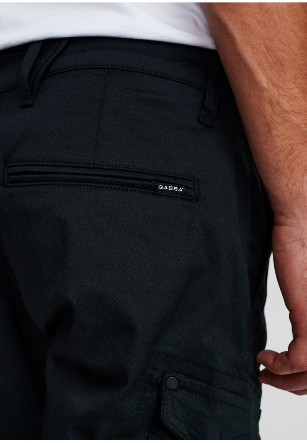 Черные зауженные брюки с накладными карманами 
