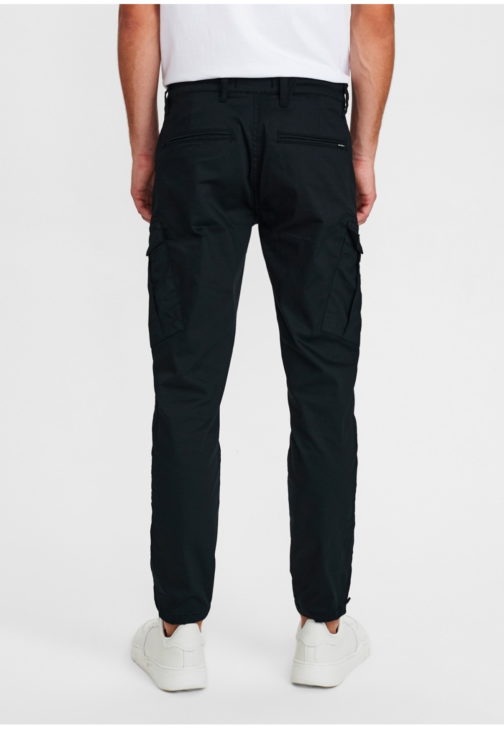 Черные зауженные брюки с накладными карманами 