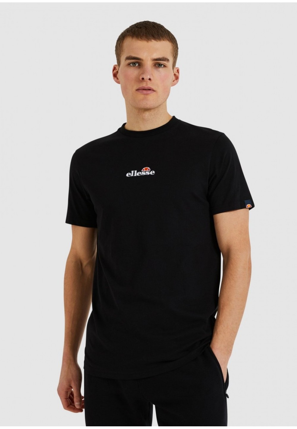 Черная футболка с графическим принтом на спине