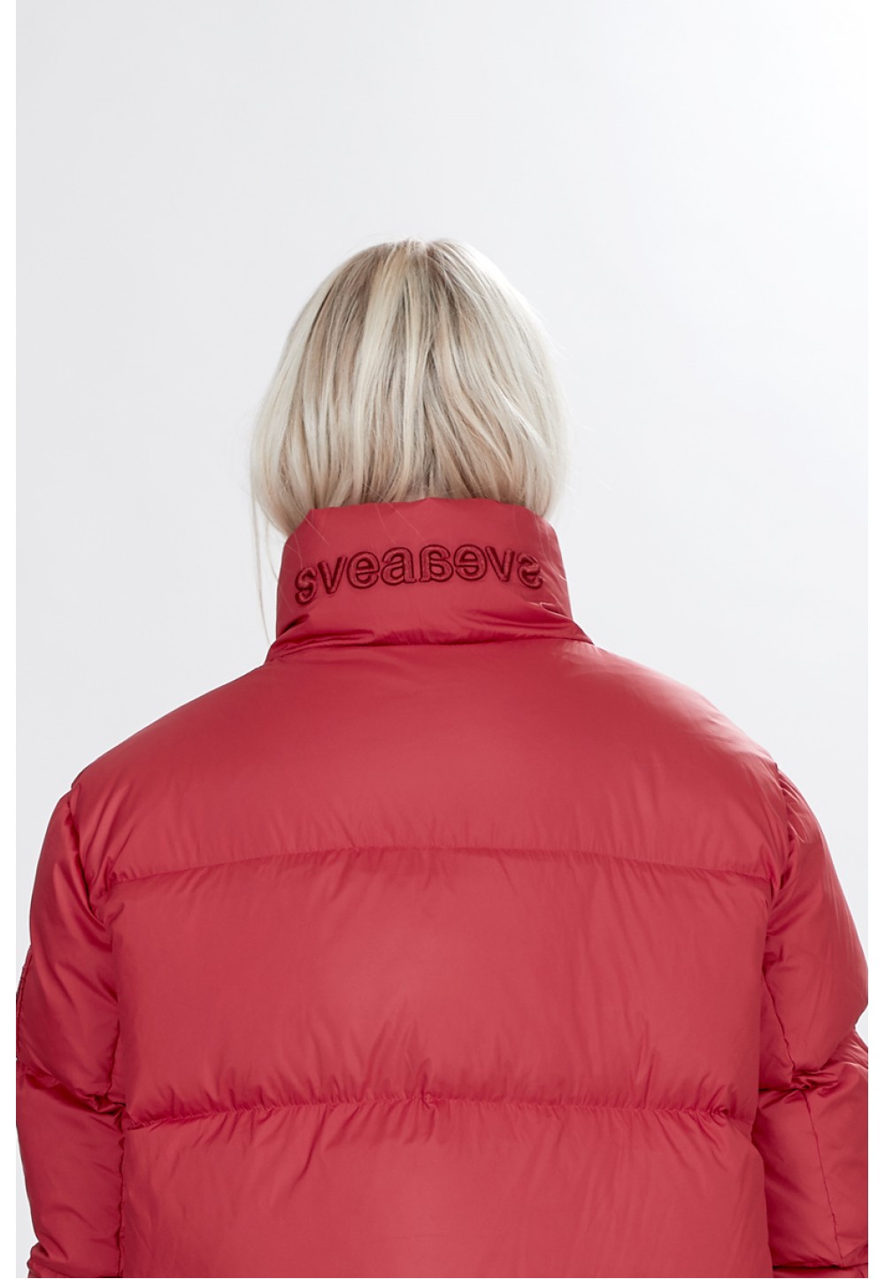 Широкая красная куртка-пальто
