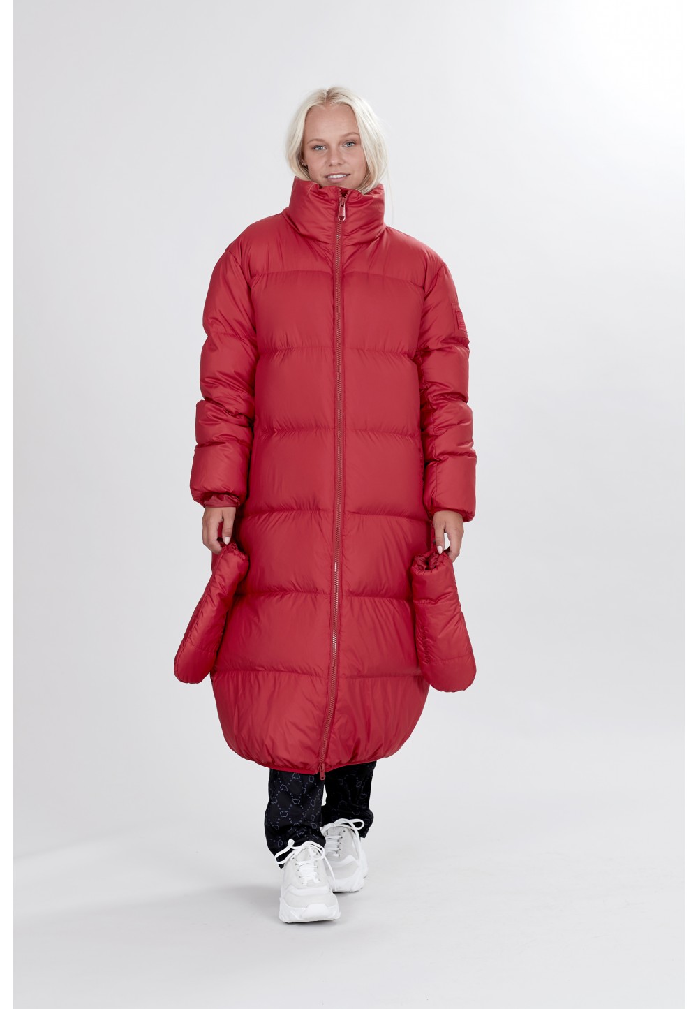 Широкая красная куртка-пальто