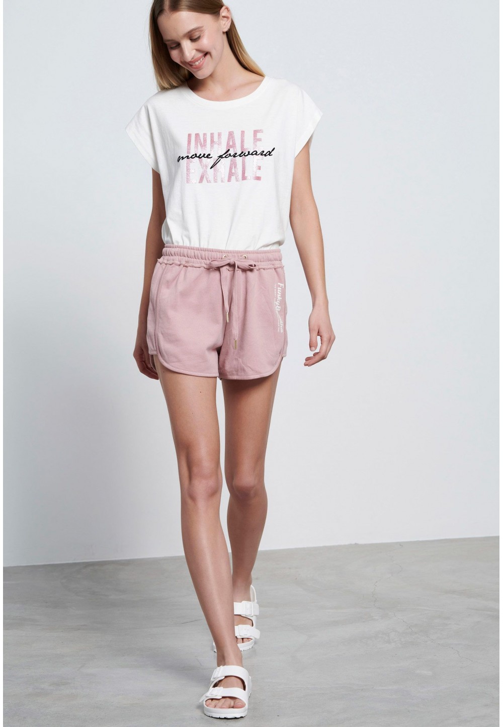 Розовые  шорты-джоггеры с логотипом