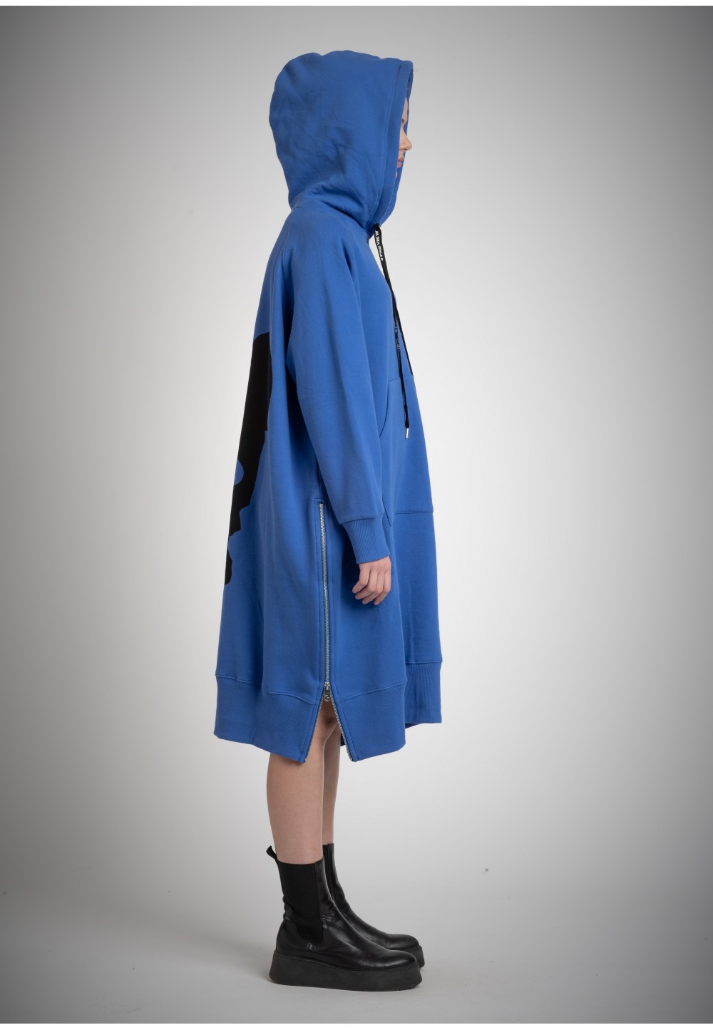 Синее платье-худи с принтом на спине