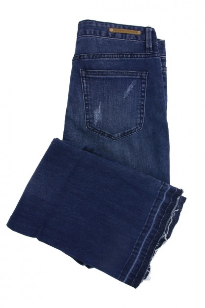 Синие джинсы с необработанными краями