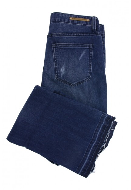 Синие джинсы с необработанными краями