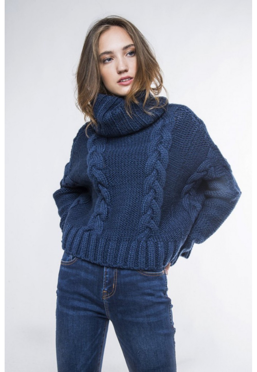 Синий пуловер с высоким воротником