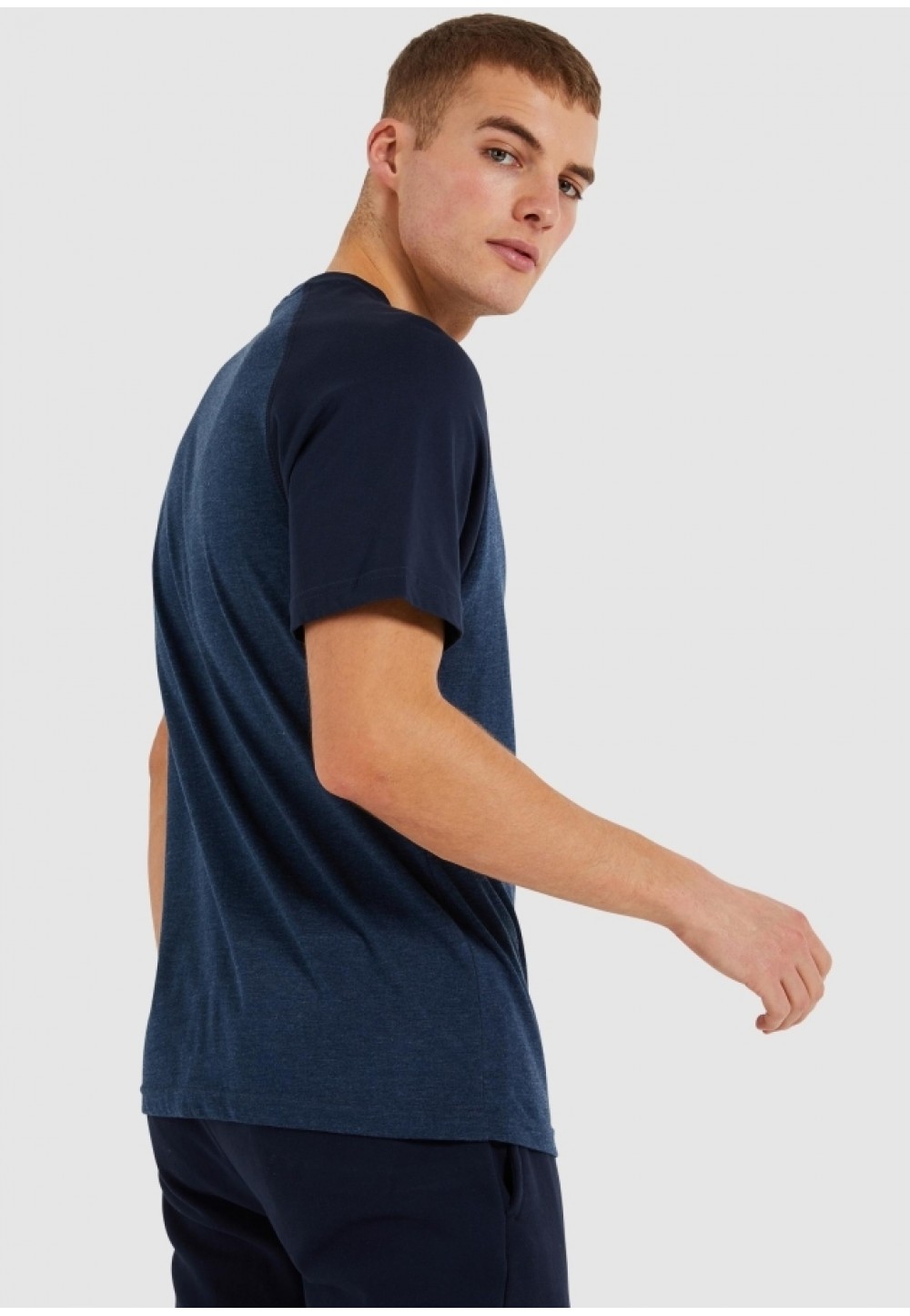 Синяя мужская футболка с логотипом спереди