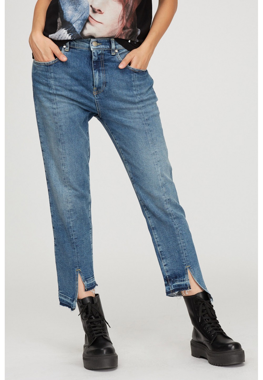 Укороченные асимметричные джинсы