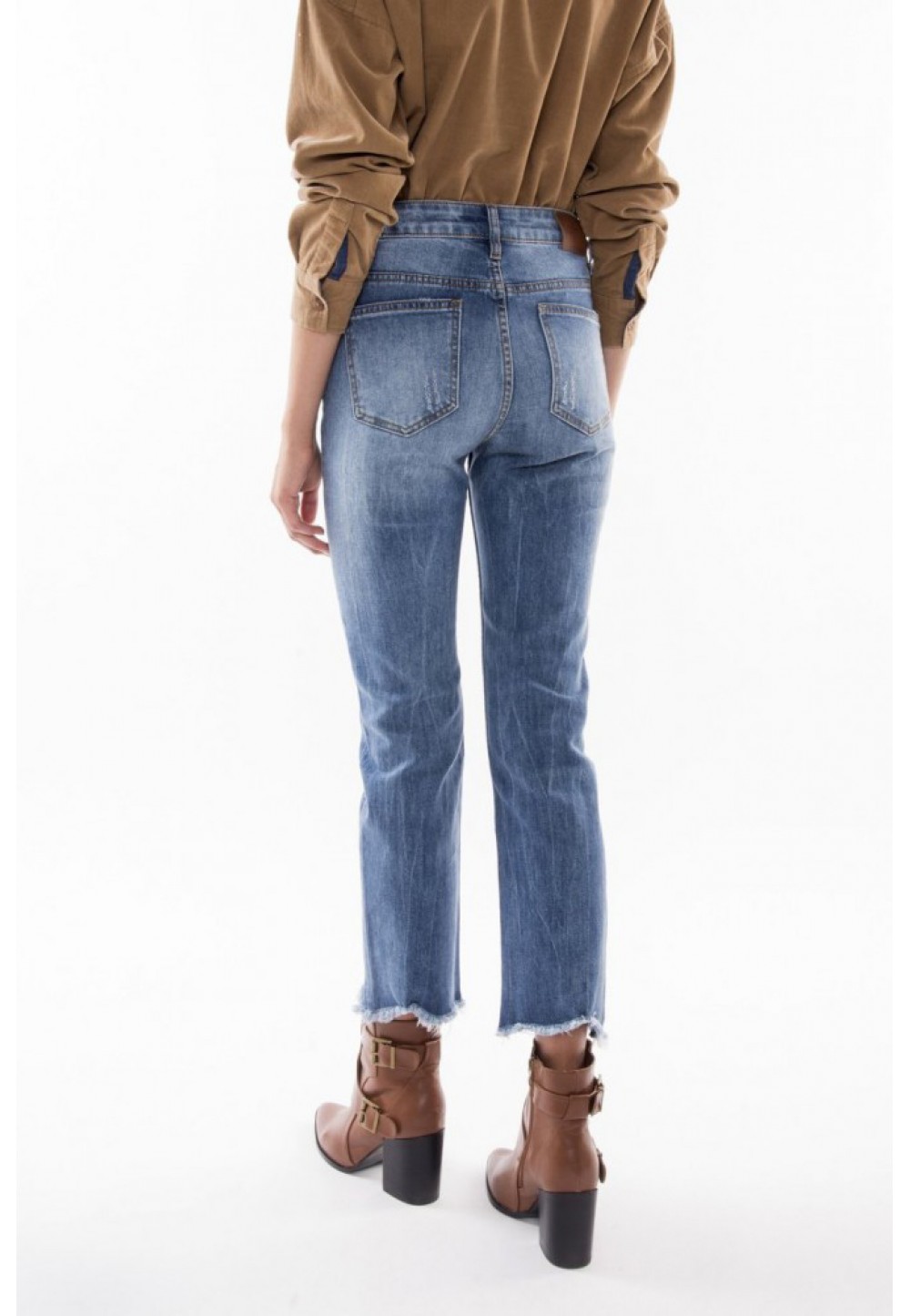 Укороченные джинсы с рваными краями