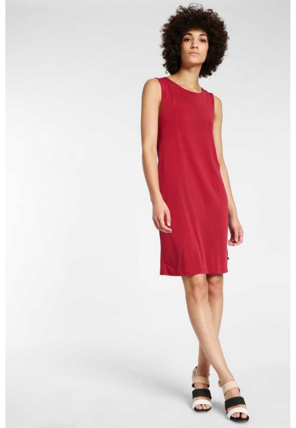 Платье с открытой спиной красное