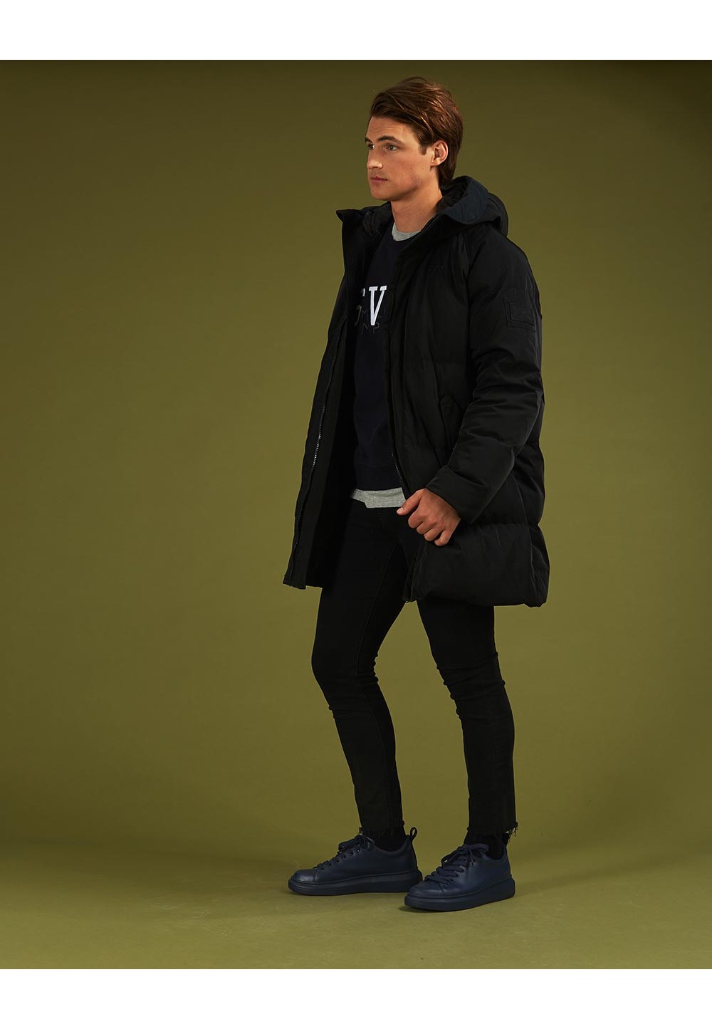 Длинная черная куртка с капюшоном