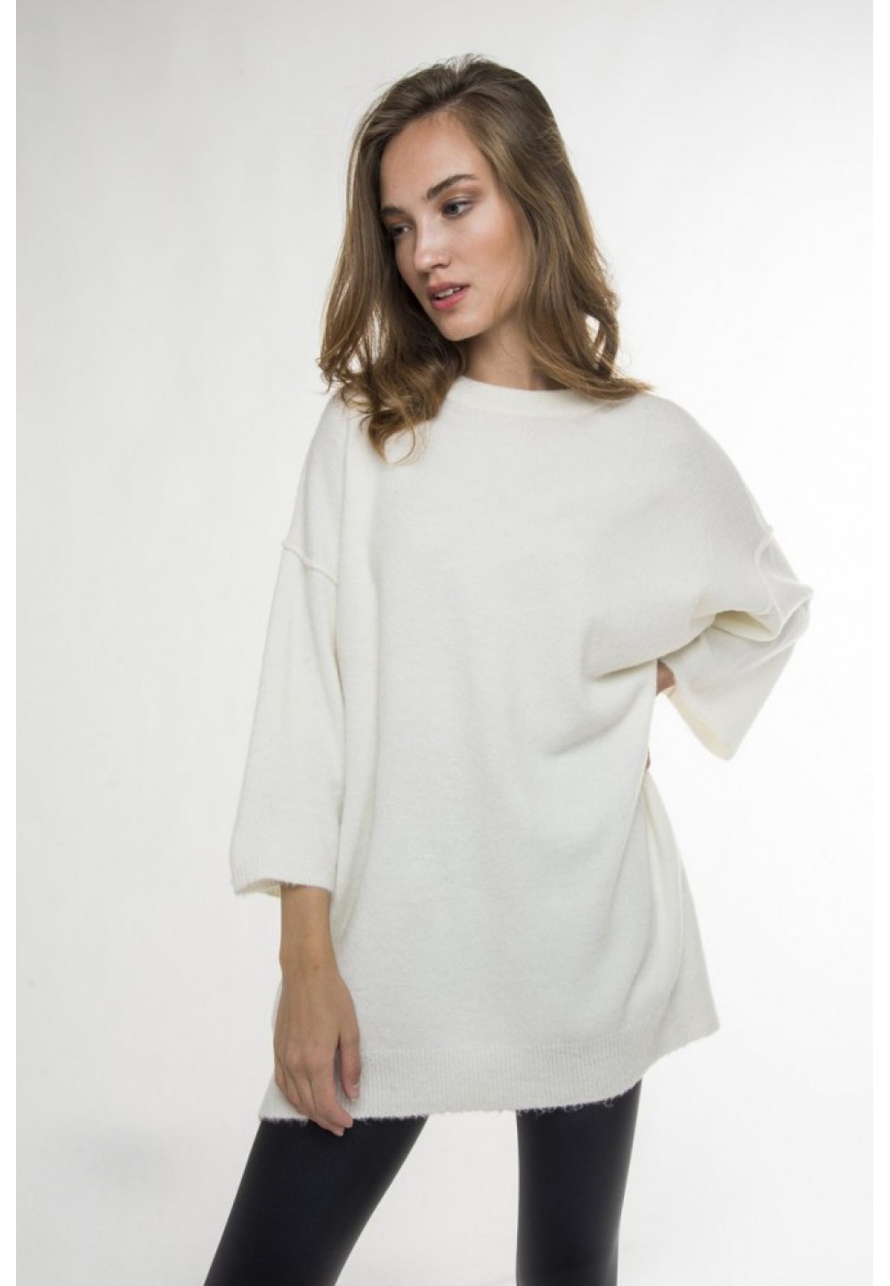 Длинный белый пуловер