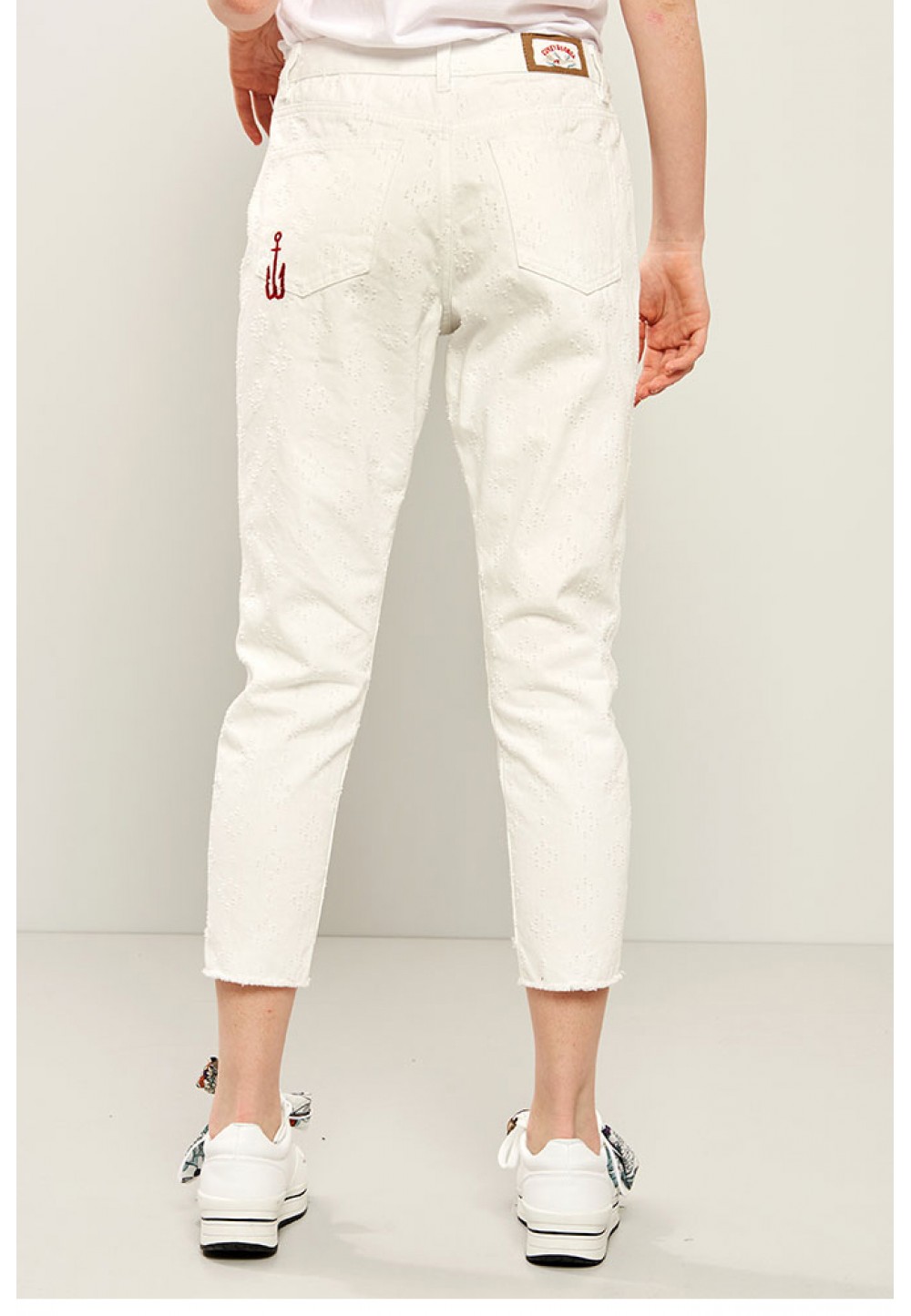 Укороченные белые брюки