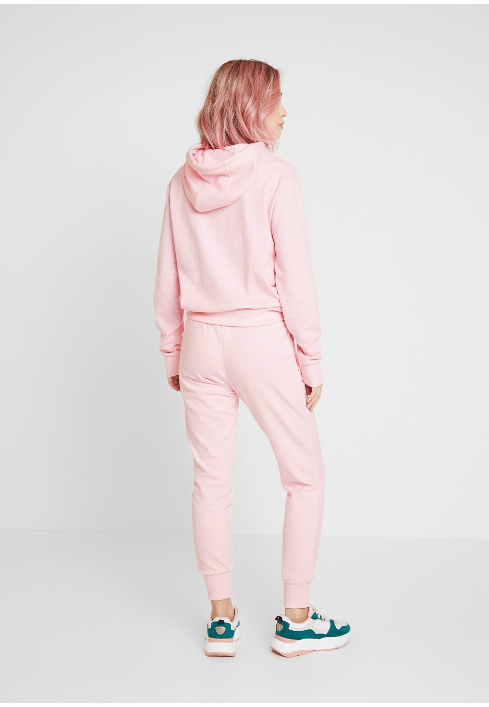 Розовые спортивные брюки