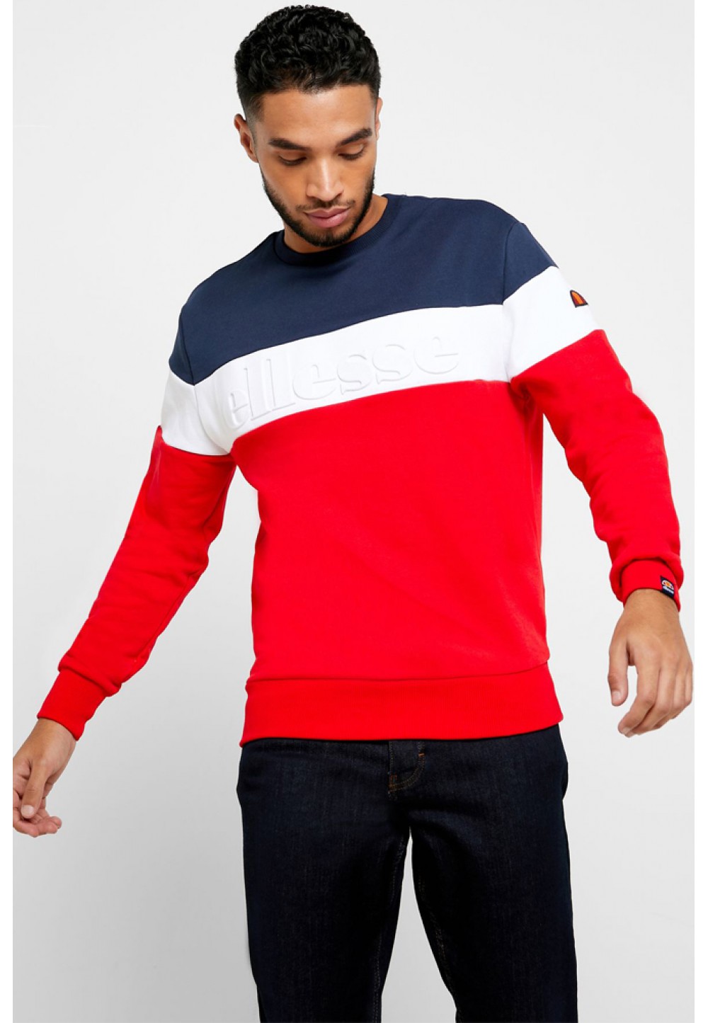 Красный трехцветный свитер